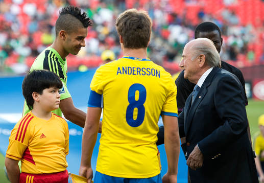 Sveriges Sixten Mohlin hälsar på FIFAS president Joseph