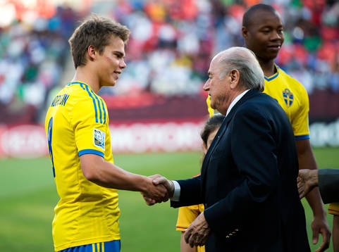 Sveriges Elias Andersson hälsar på FIFAS president Joseph