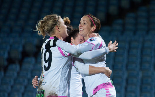 Malmös Ramona Bachmamnn har kvitterat till 1-1 och grattas