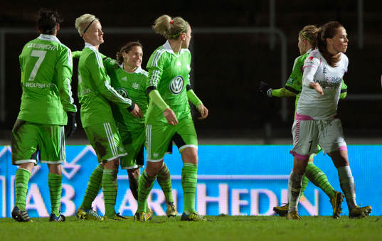 Wolfsburgs Martina Müller gör segermålet 1-2 på straff