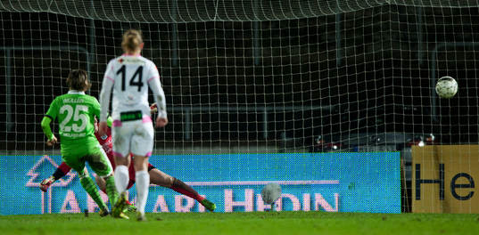 Wolfsburgs Martina Müller gör segermålet 1-2 på straff