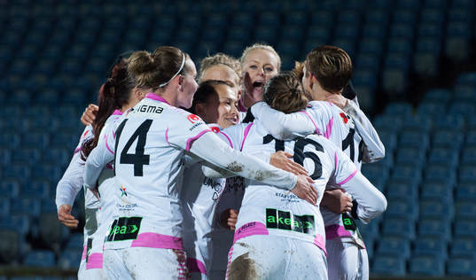 Malmös Ramona Bachmann har kvitterat till 1-1 och grattas