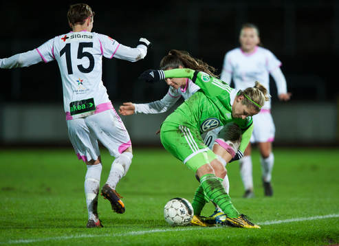 Kamp om bollen vid sidlinjen i åttondelsfinalen i  Womens
