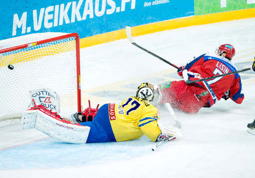 Rysslands Enver Lisin gör 2-0 bakom Sveriges målvakt