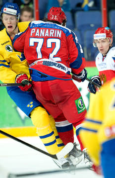 Sveriges John Klingberg får en tryckare av RysslandsArtemy