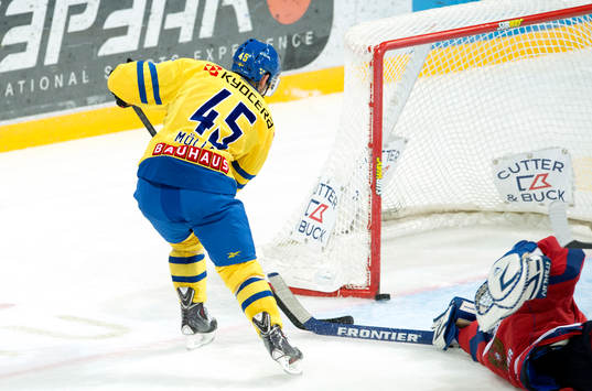Sveriges Oscar Möller gör mål