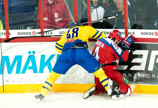 Sveriges Daniel Rahimi tacklar Rysslands Nikolai Prokhorkin