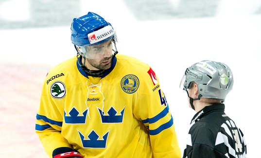 Sveriges Daniel Rahimi tacklar Rysslands Nikolai Prokhorkin