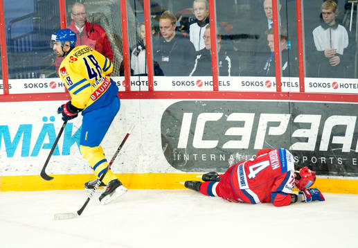 Sveriges Daniel Rahimi tacklar Rysslands Nikolai Prokhorkin