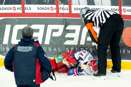 Sveriges Daniel Rahimi tacklar Rysslands Nikolai Prokhorkin