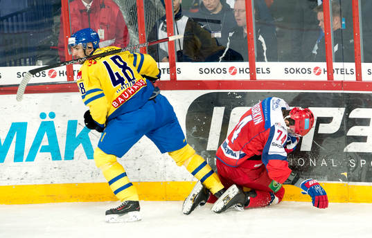 Sveriges Daniel Rahimi tacklar Rysslands Nikolai Prokhorkin