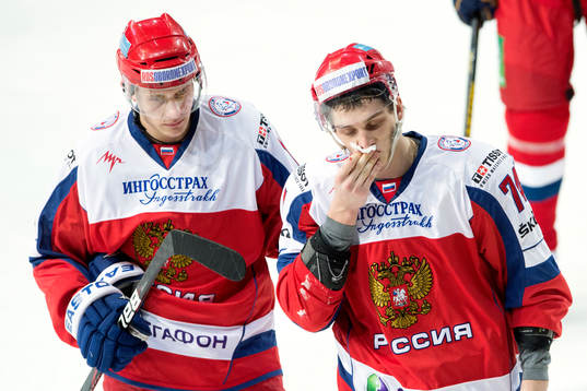 Sveriges Daniel Rahimi tacklar Rysslands Nikolai Prokhorkin