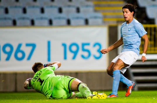 IFK Göteborgs målvakt John Alvbåge plockar  bollen