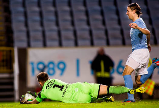 IFK Göteborgs målvakt John Alvbåge plockar bollen