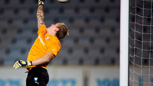 Malmös målvakt Johan Dahlin släpper in 1-1 målet