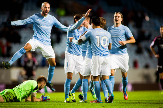 Malmös Emil Forsberg för 2-1 och jublar med laget,