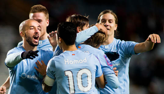 Malmös Emil Forsberg för 2-1 och jublar med laget