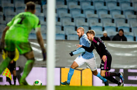 Malmös Guillermo Molins tar sig fram med IFK Göteborgs