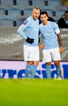 Malmös Magnus Eriksson och Jiloan Hamad pratar
