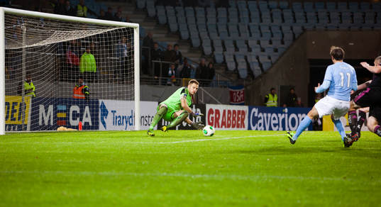 IFK Göteborgs målvakt John Alvbåge räddar ett skott