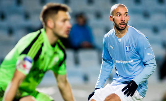 IFK Göteborgs målvakt John Alvbåge och Malmös Guillermo