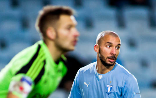 IFK Göteborgs målvakt John Alvbåge och Malmös Guillermo
