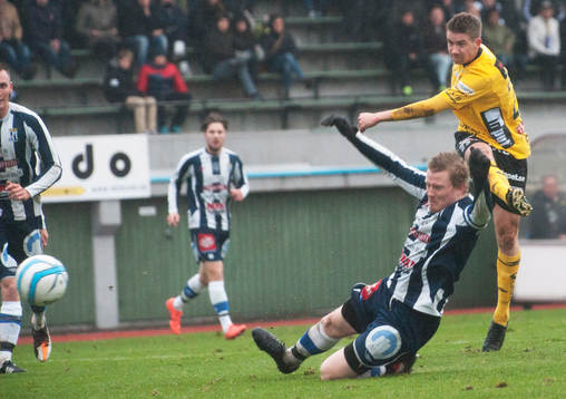 Elfsborgs Marcus Rohdén skjuter utan att Kristianstads