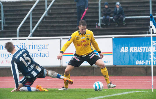 Elfsborgs Viktor Claesson lurar Kristianstads Andreas Wrele