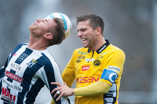 Elfsborgs Anders Svensson nickduellerar mot Kristianstads