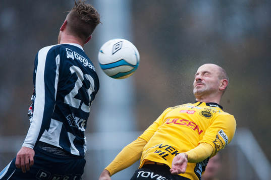 Elfsborgs Stefan Larsson nickduellerar mot Kristianstads