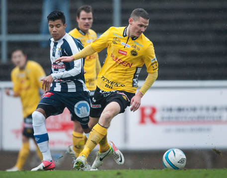 Elfsborgs Jon Jönsson mot Fabian Gustafsson i matchen i