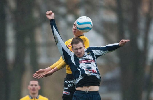 Elfsborgs Sebastian Holmén nickar undan  i matchen i