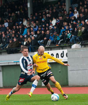 Elfsborgs Stefan Larsson tacklas av Kristianstads Andreas