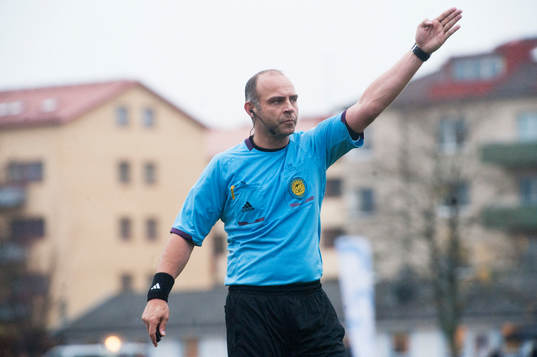 Domaren Robert Daradic i matchen i Svenska Cupen mellan