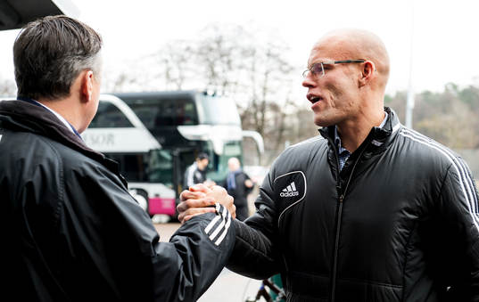 Sundsvalls tränare Joel Cedergren träffar sportchef Urban