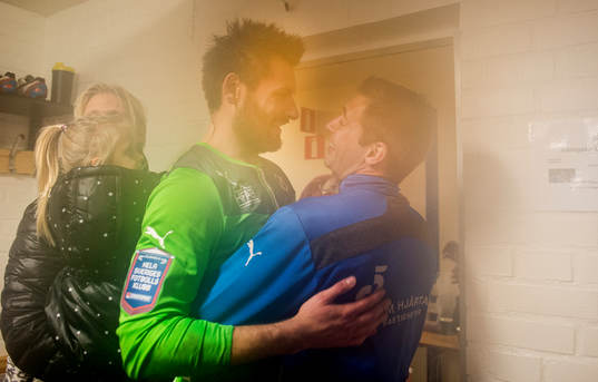 Halmstads målvakt Stojan Lukic och Stefan Selakovic kramas