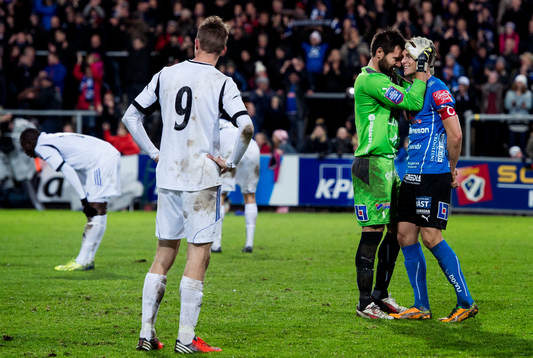 Halmstads målvakt Stojan Lukic och Rickard Magyar jublar