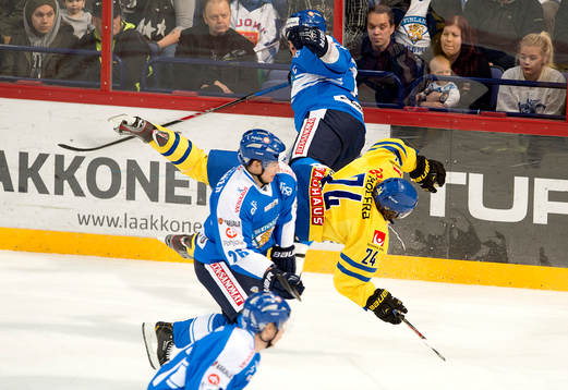 Sveriges Mattias Janmark-Nylén betackas fult av Finlands
