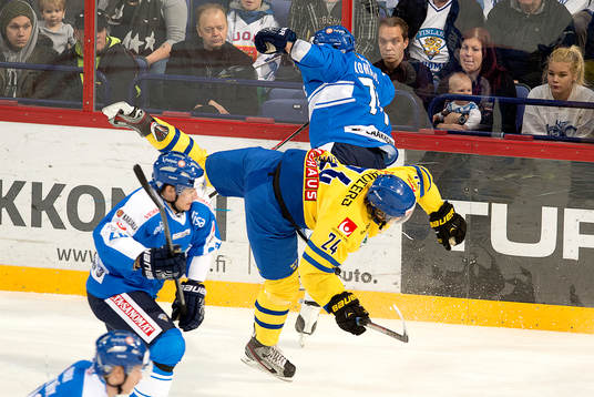 Sveriges Mattias Janmark-Nylén betackas fult av Finlands