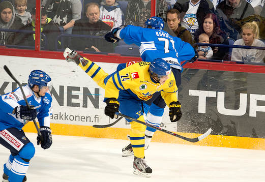 Sveriges Mattias Janmark-Nylén betackas fult av Finlands