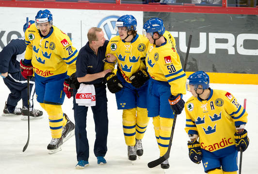 Sveriges Mattias Janmark-Nylén betackas fult av Finlands