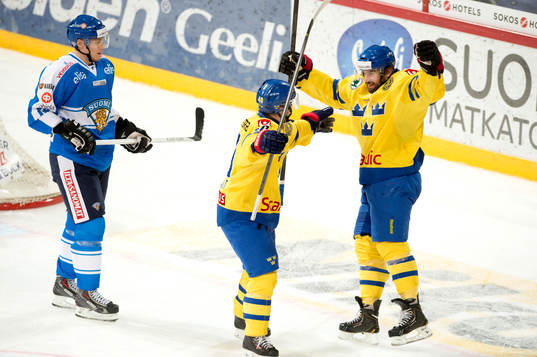 Sveriges Niklas Olausson gratulerar Sveriges Pär Arlbrandt