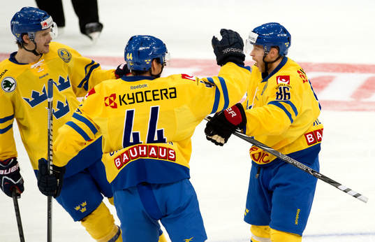 Sveriges Linus Klasen gratuleras