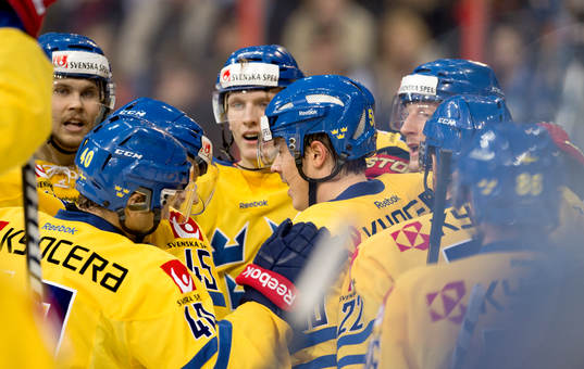 Sveriges spelare med Sebastian Erixon i centrum firar