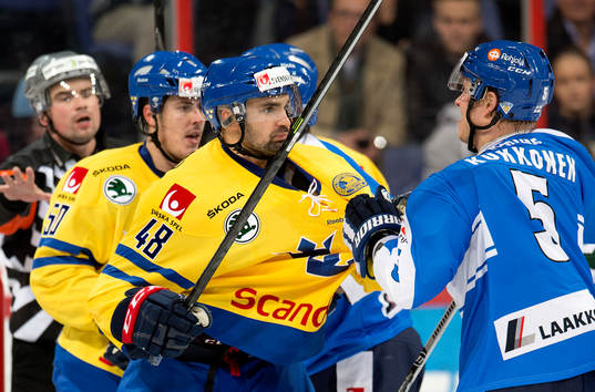 Sveriges Daniel Rahimi och Finlands Lasse Kukkonen