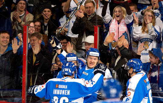 Finlands Niklas Hagman gratuleras