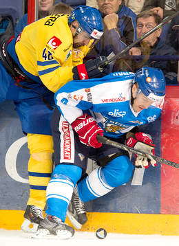 Sveriges Daniel Rahimi och Finlands Niklas Hagman
