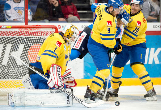 Finlands Antti Pihlström klämmer sig förbi Sveriges