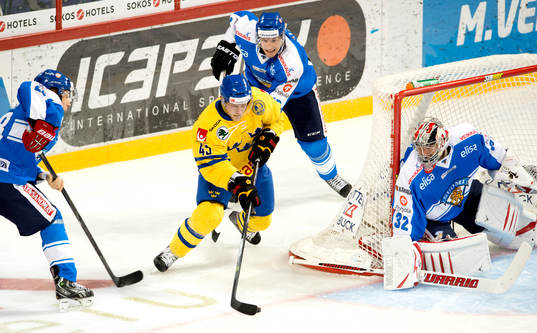 Sveriges Oscar Möller jagas av Finska spelare