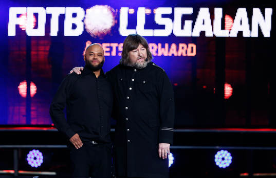 Ken Ring och Ebbot Lundberg delade ut priset Årets Forward